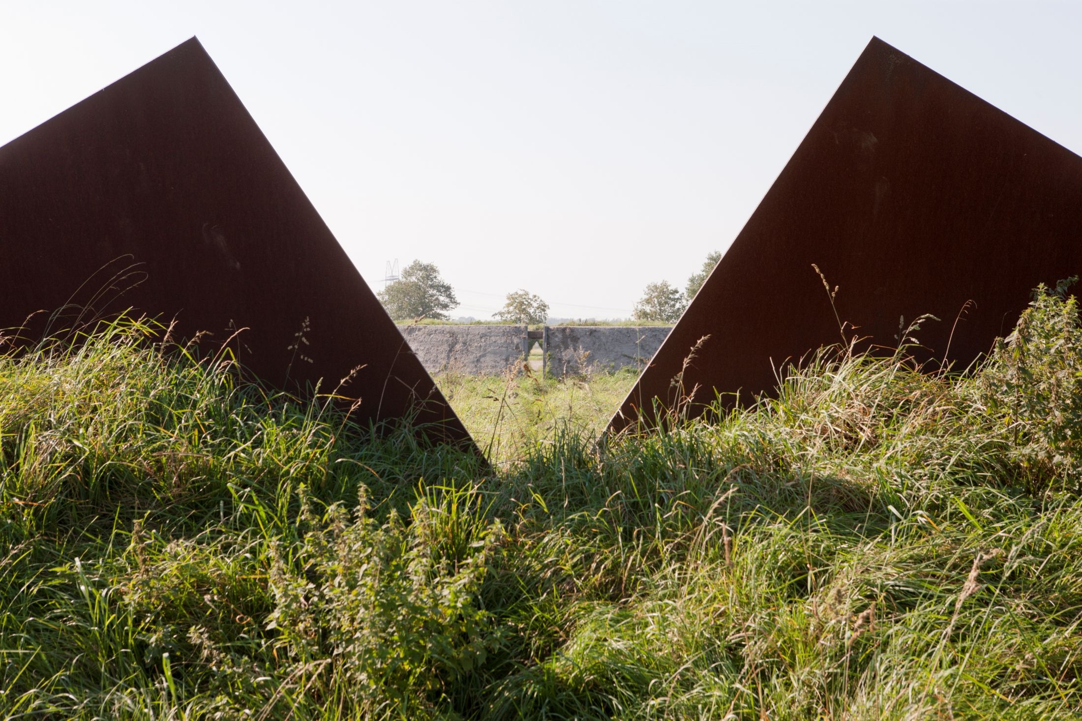 Landschapskunstwerk observatorium. 2 betonblokken die diagonaal uit het gras steken