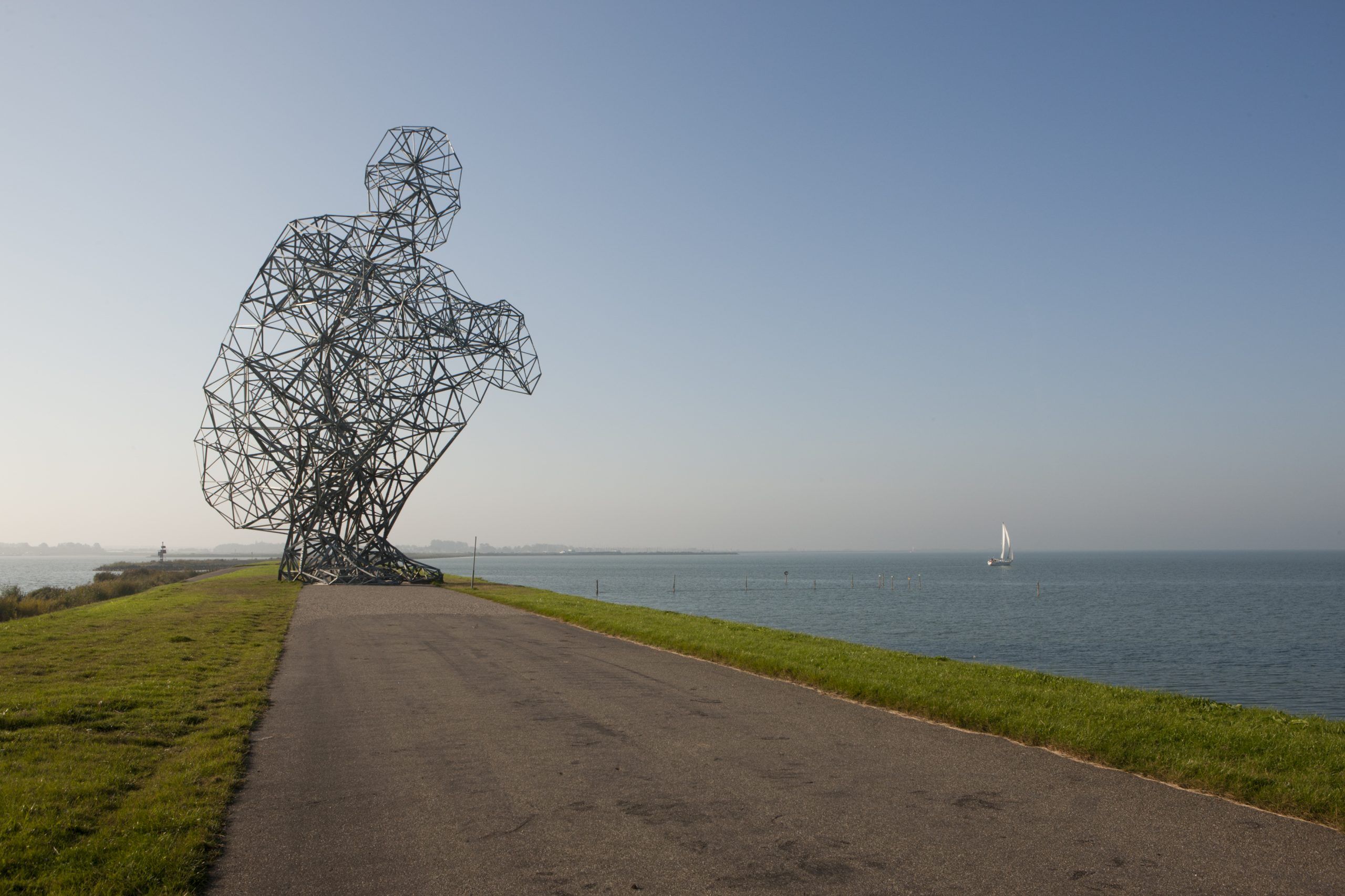 Het landschapskunstwerk Exposure op Markerstrekdam wat over het Markermeer uitkijkt.