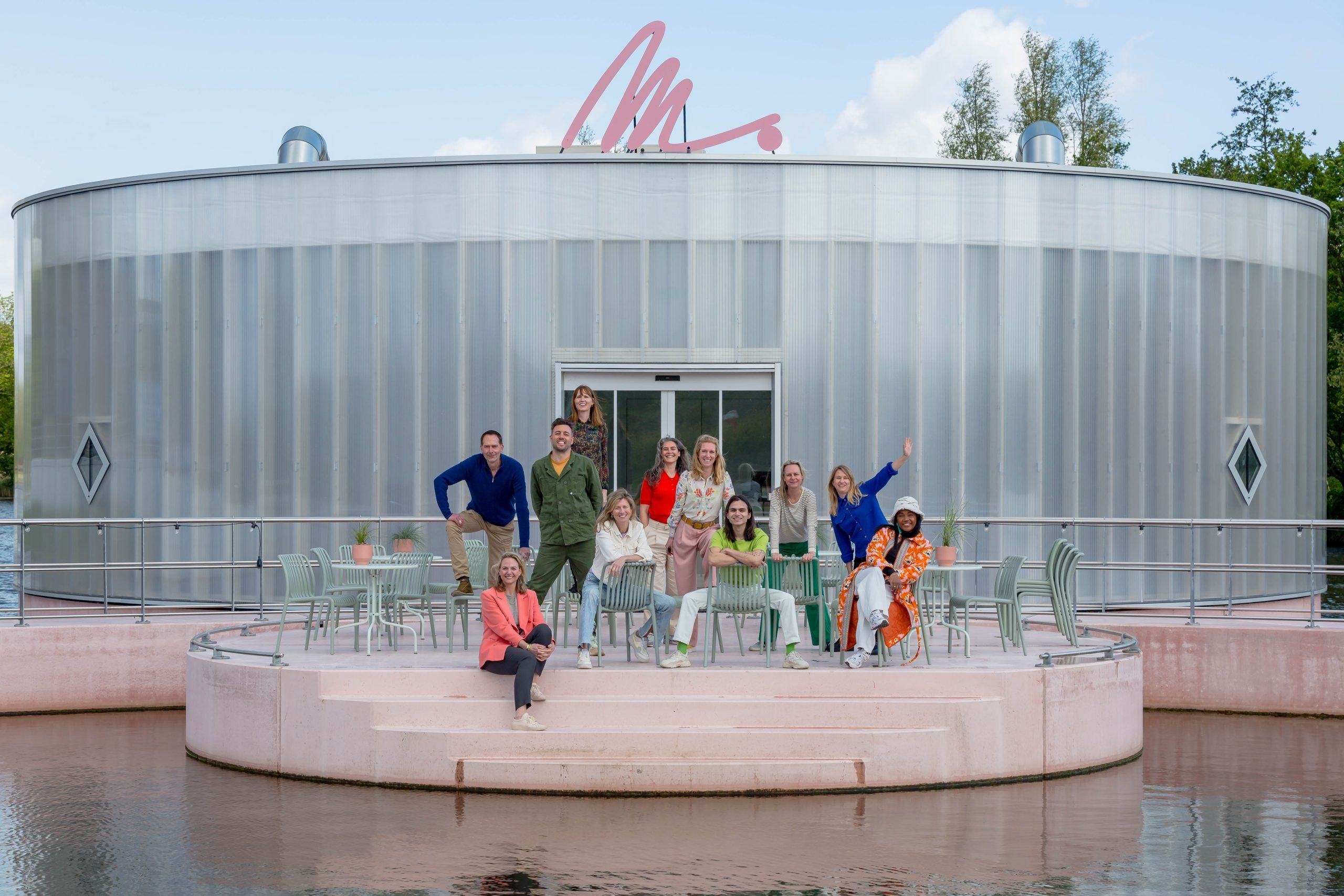 Groep van mensen voor het paviljoen van M. in Almere.