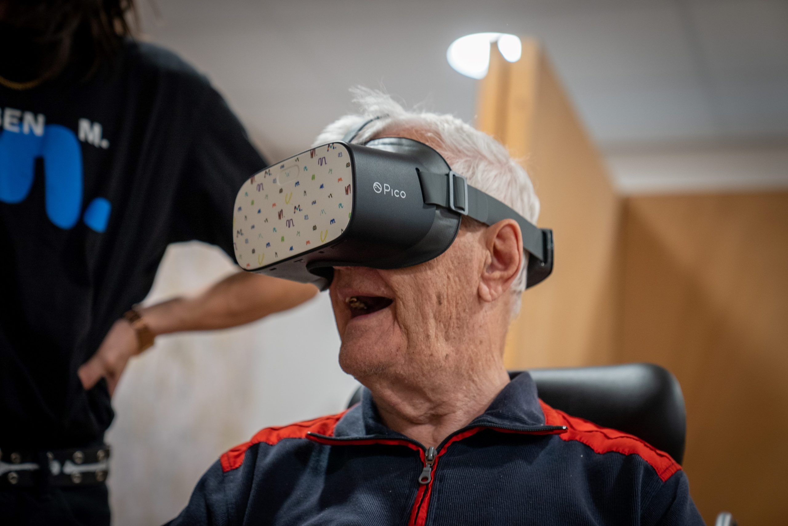 oudere meneer met een VR bril op