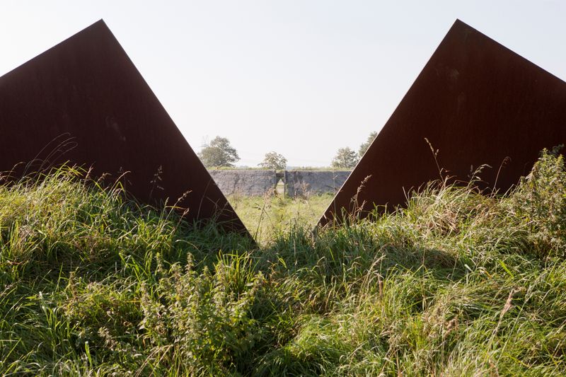 Landschapskunstwerk observatorium. 2 uitstekende betonblokken in het gras